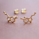 pozłacane kolczyki z serotoniną - biżuteria z wzorami molekuł