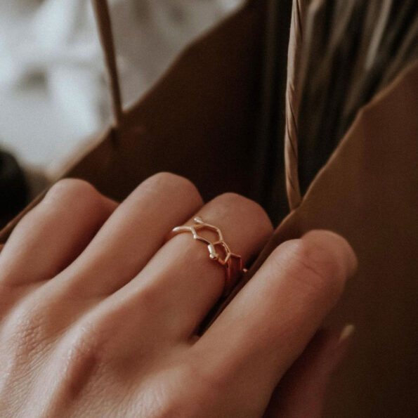 pozłacany pierścionek z wzorem serotoniny - pomysł na prezent dla żony