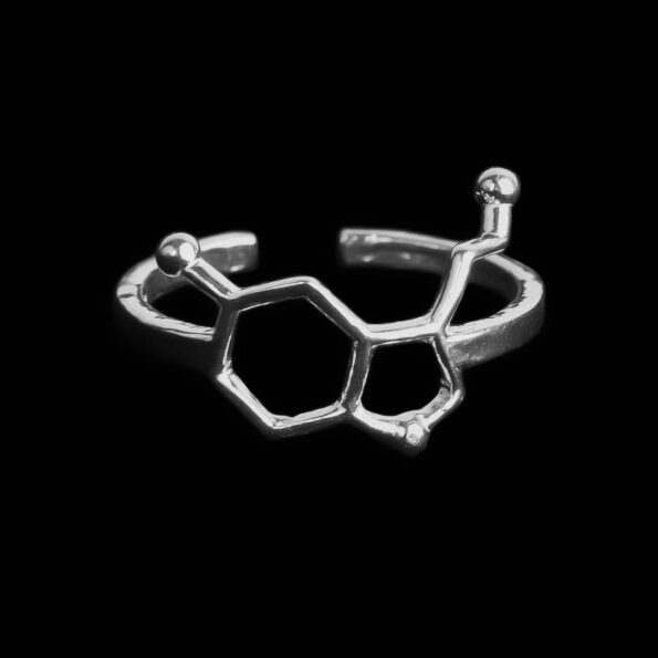 srebrny pierścionek z wzorem chemicznym serotoniny