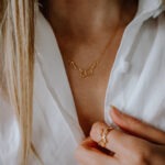 pozłacany naszyjnik z wzorem hormonu szczęścia - chemiczna biżuteria na prezent dla kobiety