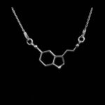 srebrny naszyjnik z łącznikiem serotonina - biżuteria molekularna