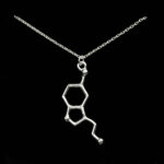 srebrny naszyjnik z zawieszką z wzorem serotoniny - biżuteria z wzorami chemicznymi