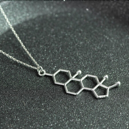 srebrny naszyjnik z wzorem testosteronu - biżuteria z hormonami