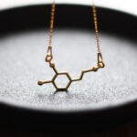 chemiczna biżuteria - pozłacany naszyjnik z wzorem dopaminy