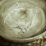 srebrna bransoletka dopamina - biżuteria chemiczna