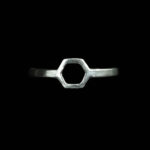 srebrny pierścionek pierścień benzenowy - biżuteria chemiczna