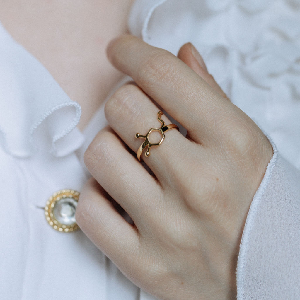 pierścionek dopamina pozłacany na dłoni pierścionek dopamina pozłacany na dłoni