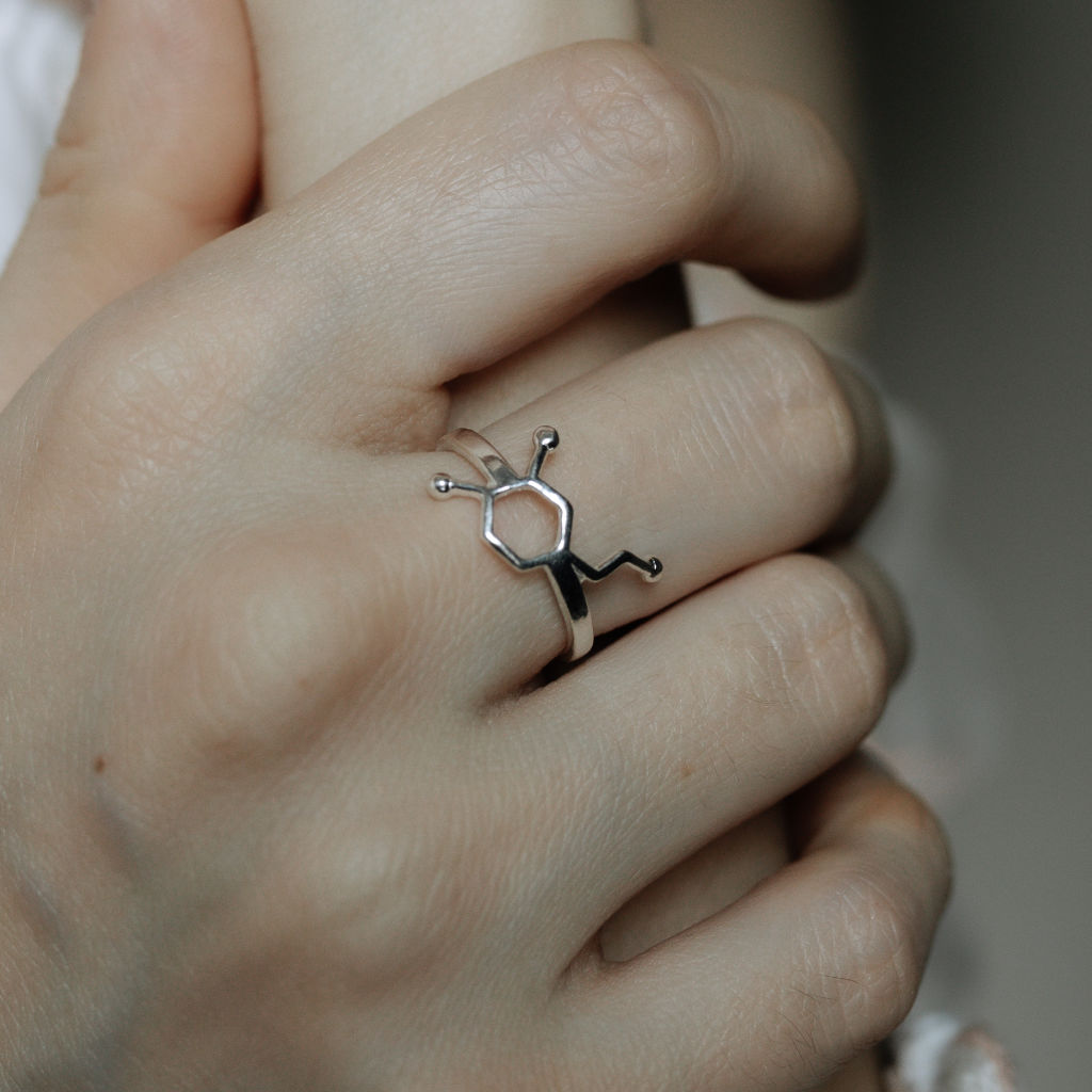 pierścionek dopamina srebrny na dłoni pierścionek dopamina srebrny na dłoni